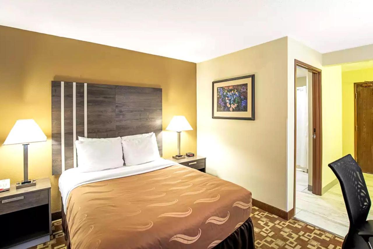 Norwood Inn & Suites Milwaukee Butler Luaran gambar