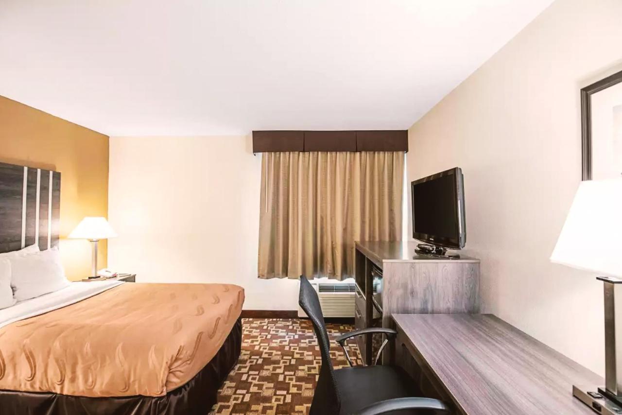 Norwood Inn & Suites Milwaukee Butler Luaran gambar