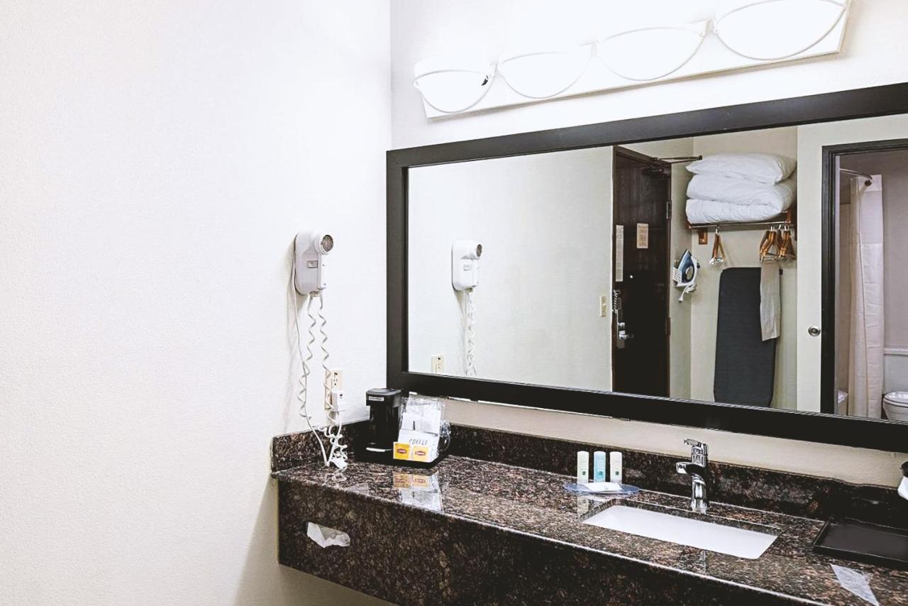 Norwood Inn & Suites Milwaukee Butler Luaran gambar