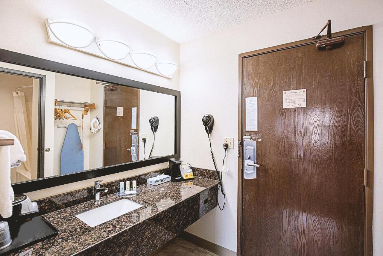 Norwood Inn & Suites Milwaukee Butler Luaran gambar