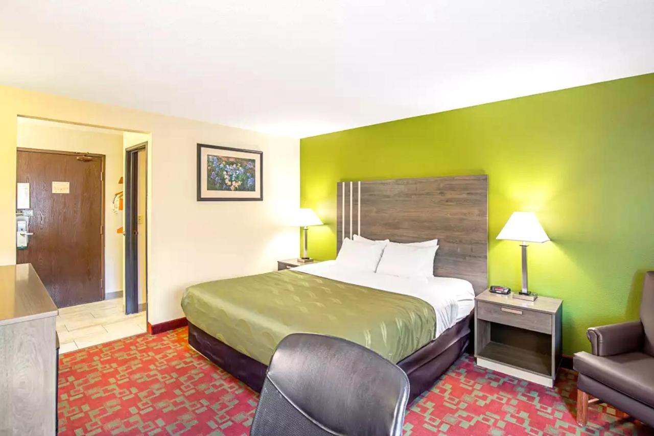Norwood Inn & Suites Milwaukee Butler Luaran gambar