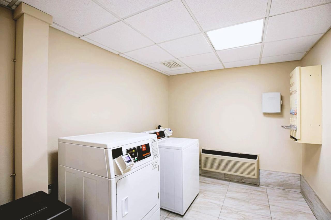 Norwood Inn & Suites Milwaukee Butler Luaran gambar
