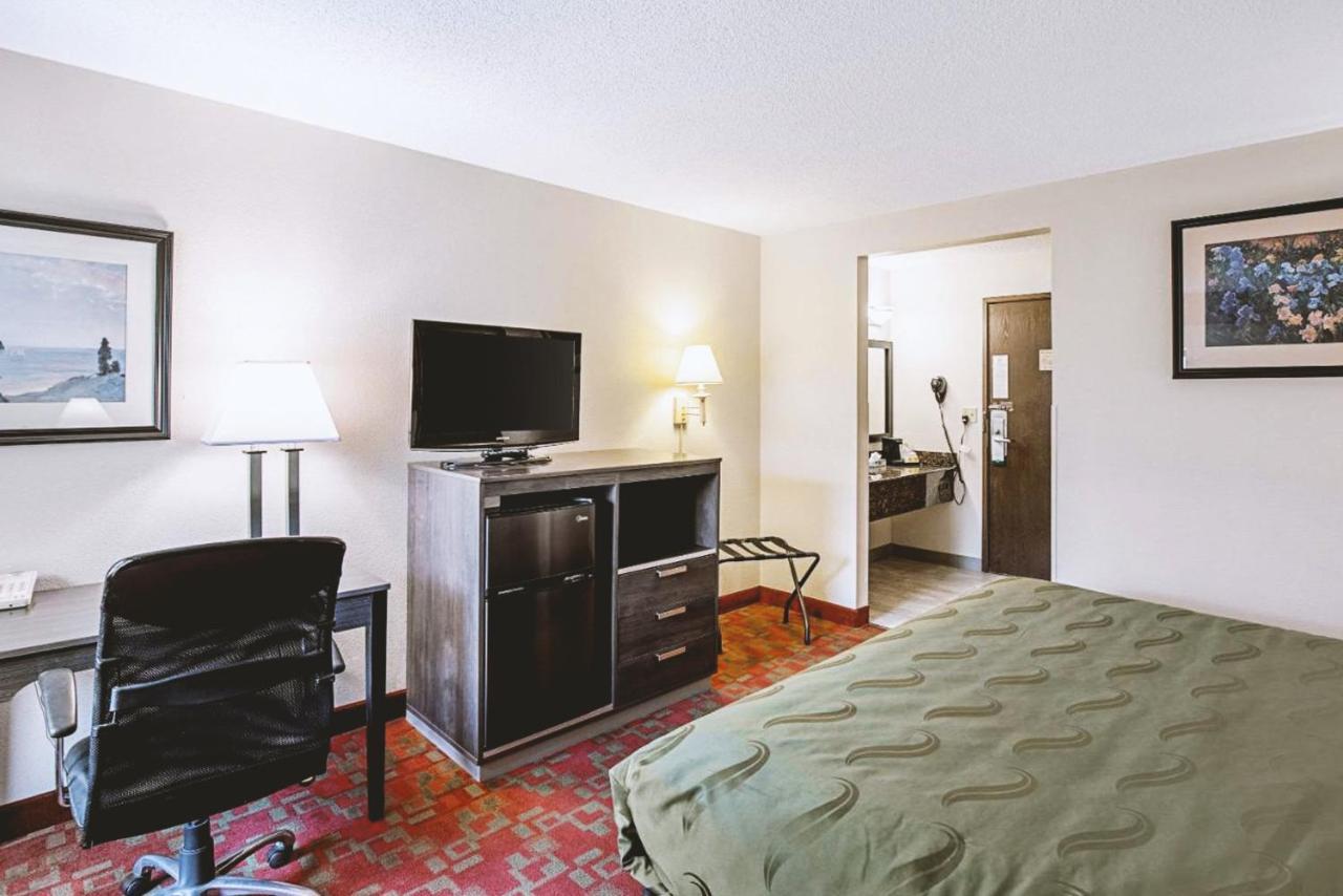 Norwood Inn & Suites Milwaukee Butler Luaran gambar