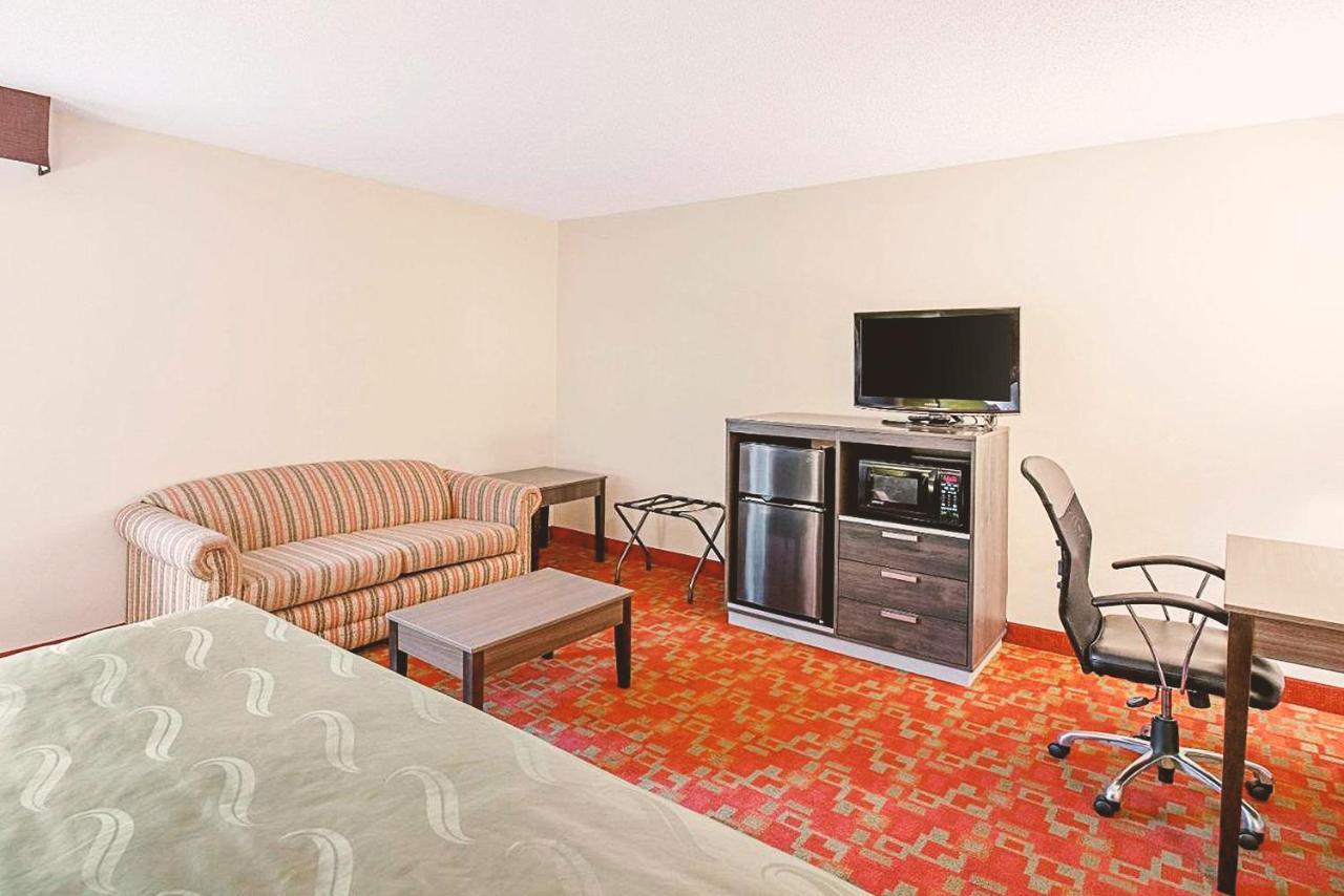 Norwood Inn & Suites Milwaukee Butler Luaran gambar
