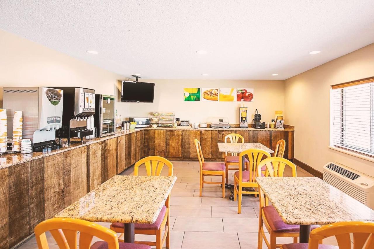Norwood Inn & Suites Milwaukee Butler Luaran gambar