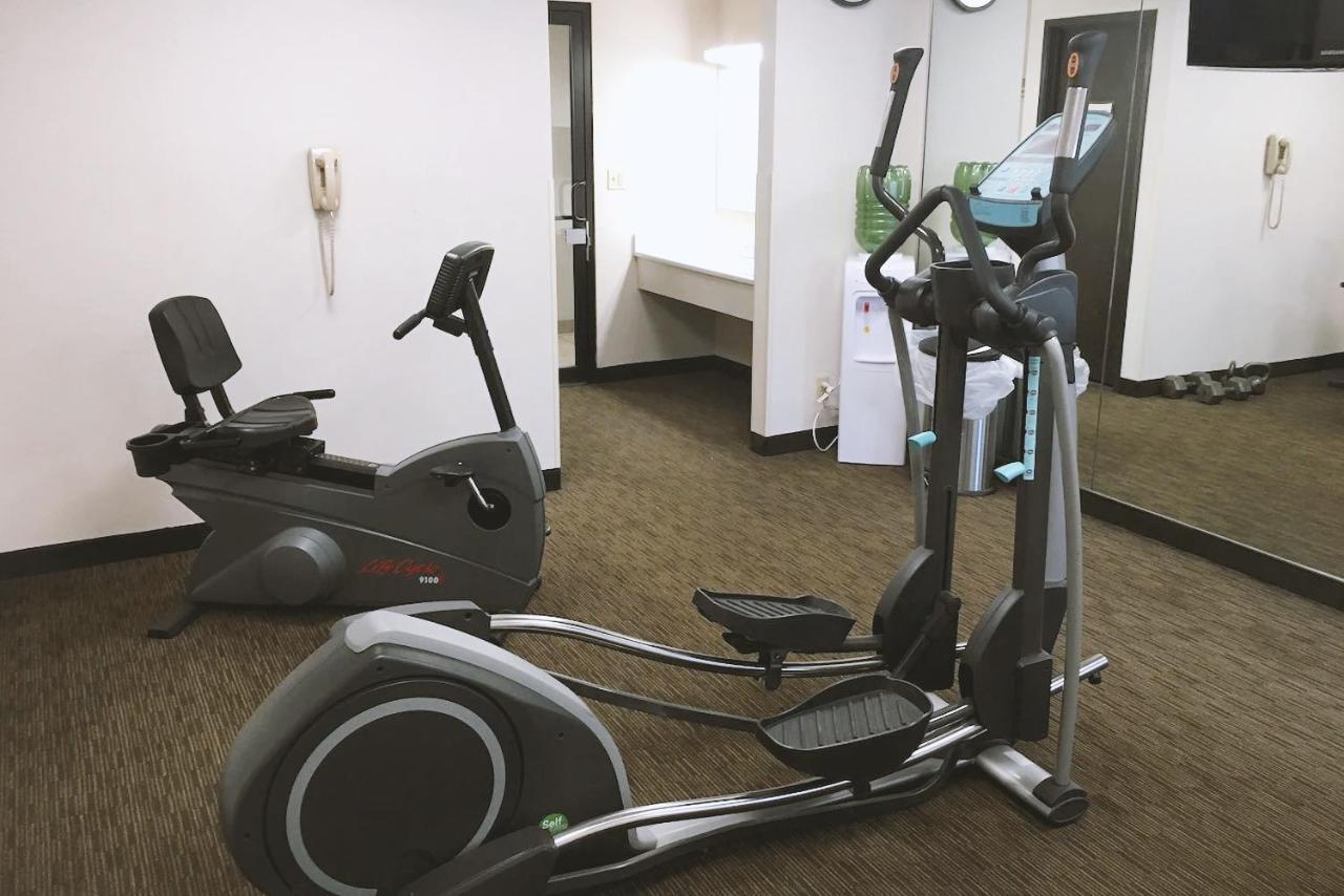 Norwood Inn & Suites Milwaukee Butler Luaran gambar
