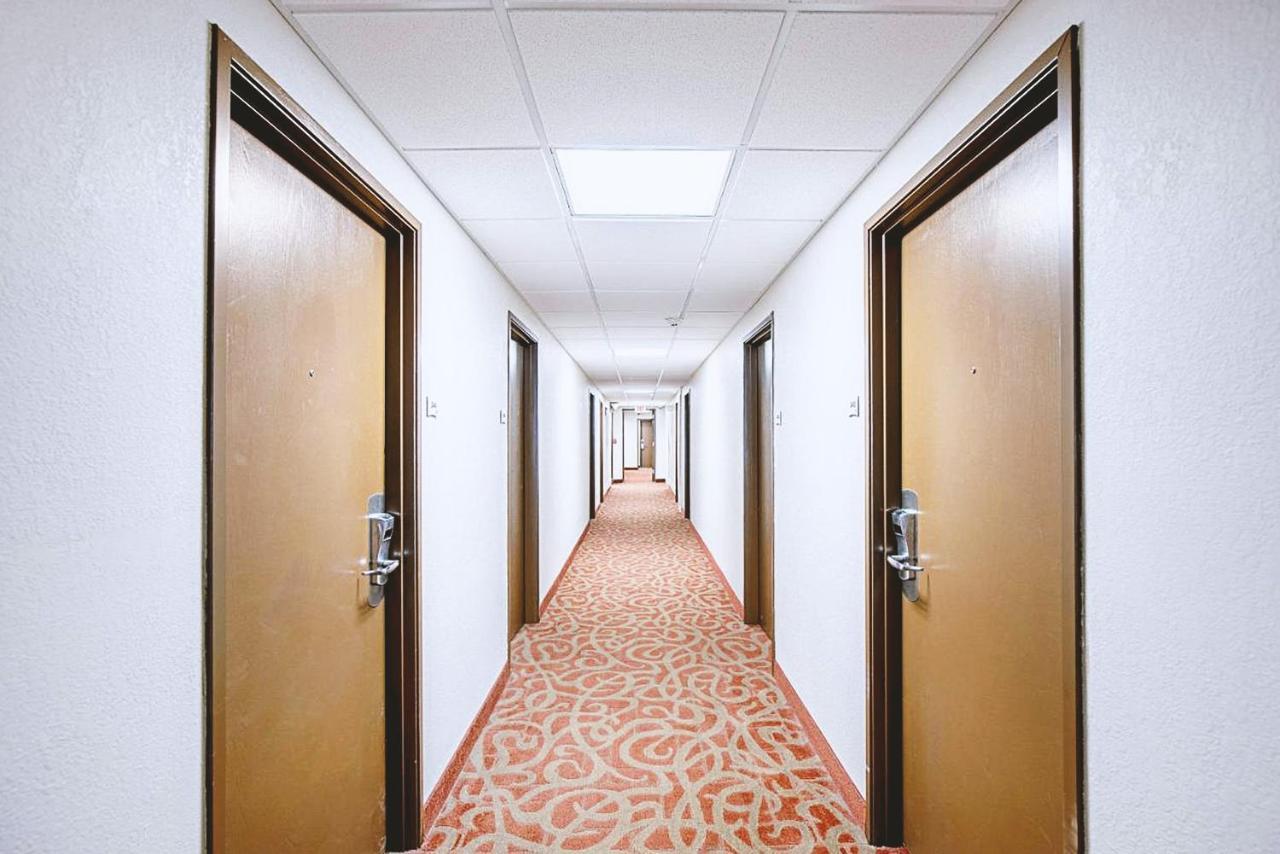 Norwood Inn & Suites Milwaukee Butler Luaran gambar